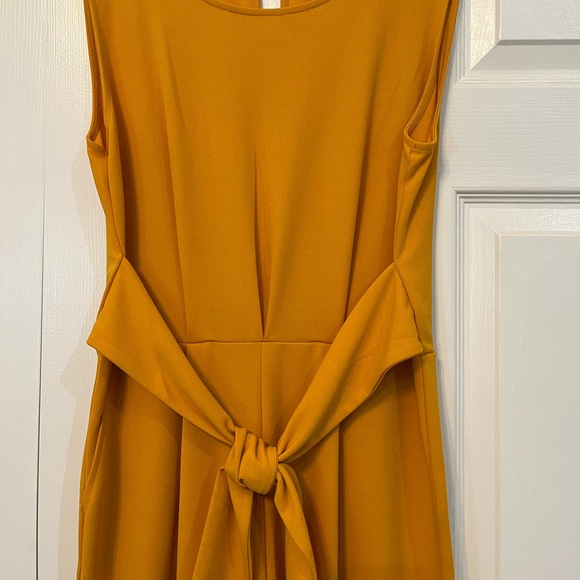 Dujour sleeveless, cropped, wide leg jumpsuit with attached belt, size XS - Picture 3 of 9